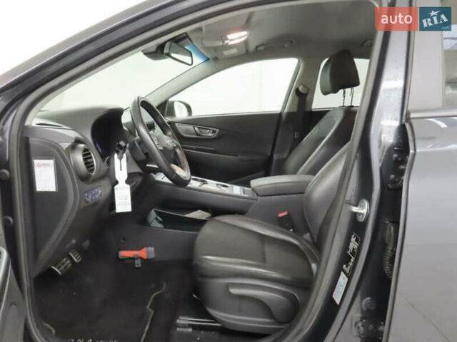Серый Хендай Kona Electric, объемом двигателя 0 л и пробегом 130 тыс. км за 17950 $, фото 4 на Automoto.ua