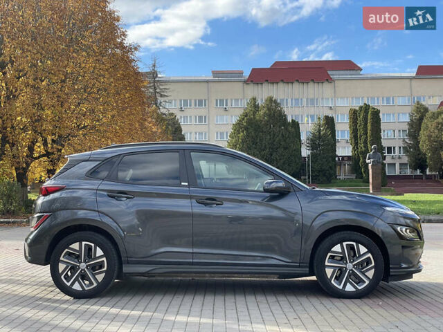 Серый Хендай Kona Electric, объемом двигателя 0 л и пробегом 48 тыс. км за 17390 $, фото 4 на Automoto.ua