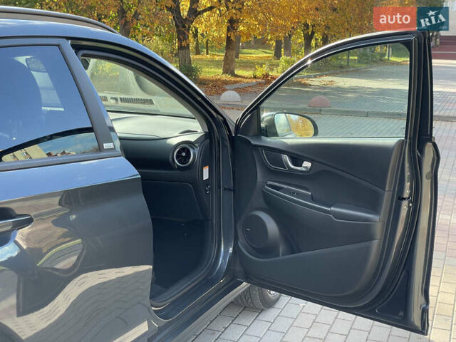 Серый Хендай Kona Electric, объемом двигателя 0 л и пробегом 48 тыс. км за 17390 $, фото 20 на Automoto.ua