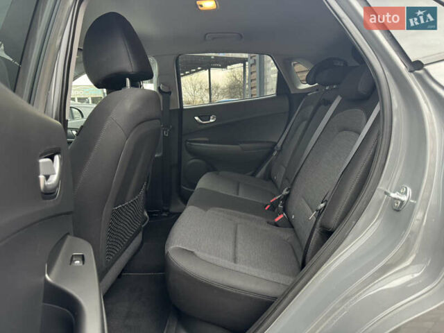 Серый Хендай Kona Electric, объемом двигателя 0 л и пробегом 65 тыс. км за 17999 $, фото 36 на Automoto.ua