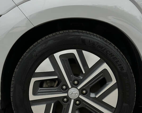 Серый Хендай Kona Electric, объемом двигателя 0 л и пробегом 63 тыс. км за 18450 $, фото 16 на Automoto.ua