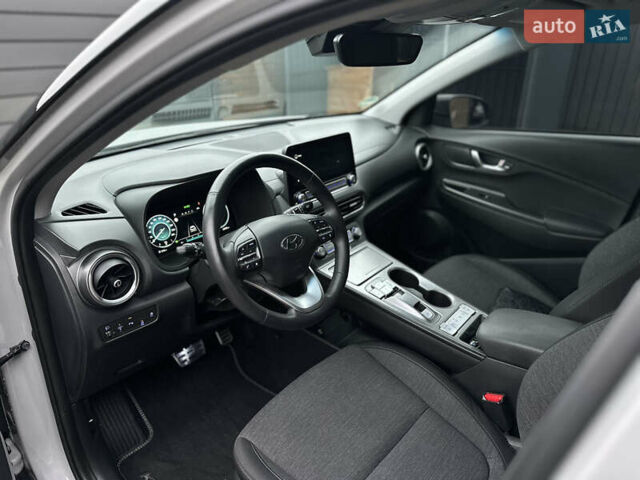 Серый Хендай Kona Electric, объемом двигателя 0 л и пробегом 63 тыс. км за 17900 $, фото 16 на Automoto.ua