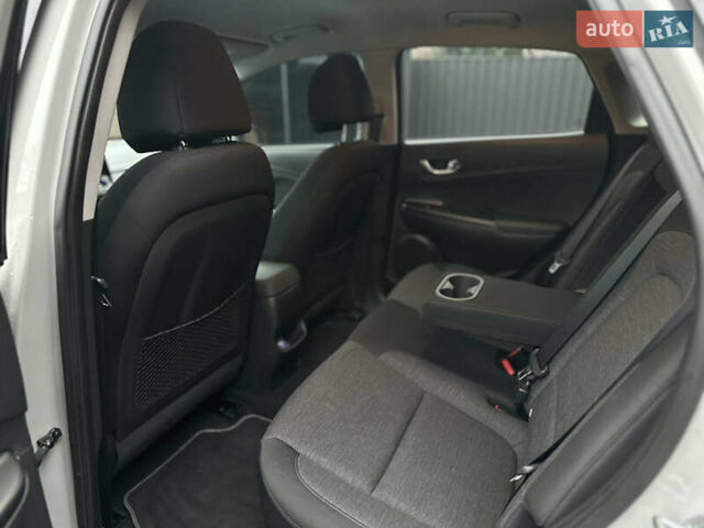 Серый Хендай Kona Electric, объемом двигателя 0 л и пробегом 63 тыс. км за 17900 $, фото 30 на Automoto.ua