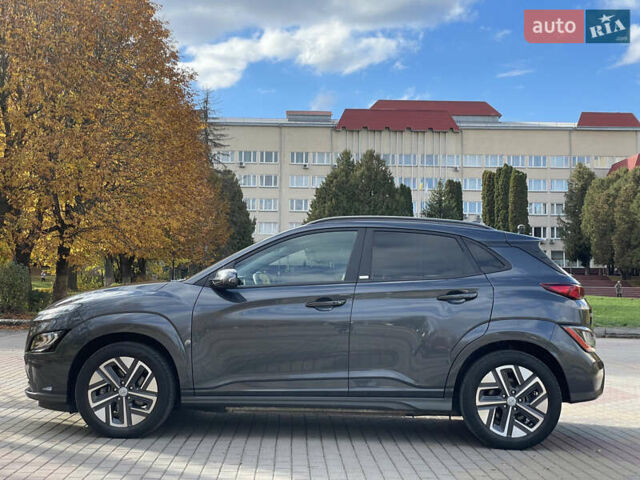 Серый Хендай Kona Electric, объемом двигателя 0 л и пробегом 48 тыс. км за 17390 $, фото 3 на Automoto.ua
