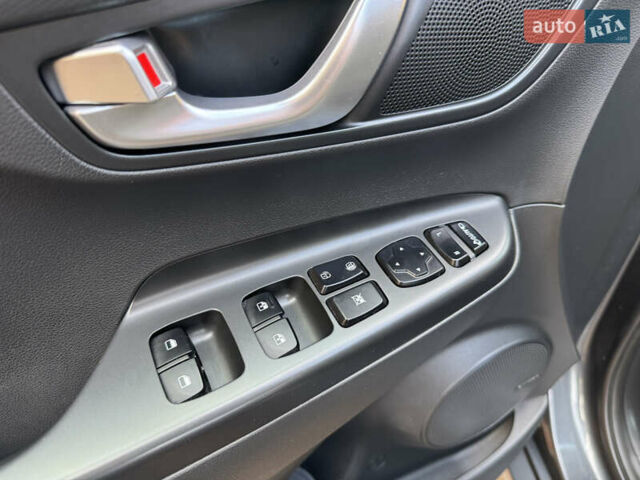 Серый Хендай Kona Electric, объемом двигателя 0 л и пробегом 77 тыс. км за 15999 $, фото 12 на Automoto.ua