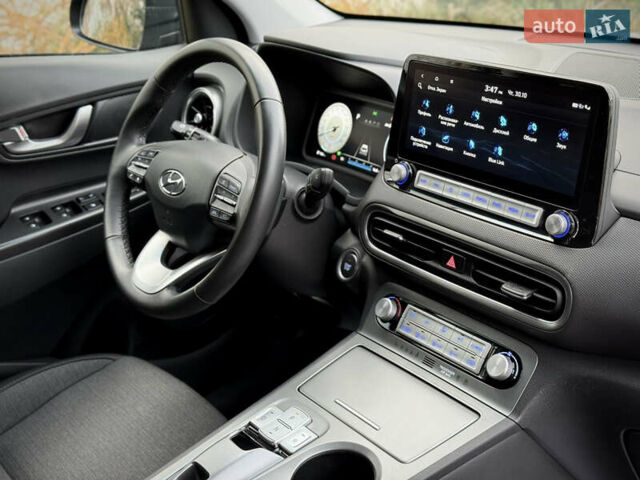 Серый Хендай Kona Electric, объемом двигателя 0 л и пробегом 87 тыс. км за 19552 $, фото 73 на Automoto.ua