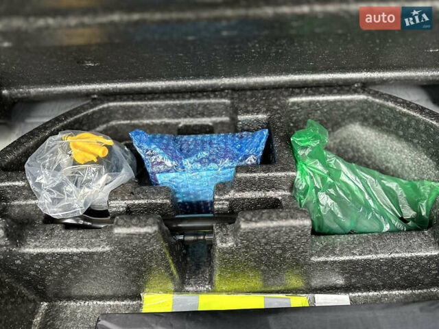 Серый Хендай Kona Electric, объемом двигателя 0 л и пробегом 63 тыс. км за 18450 $, фото 42 на Automoto.ua