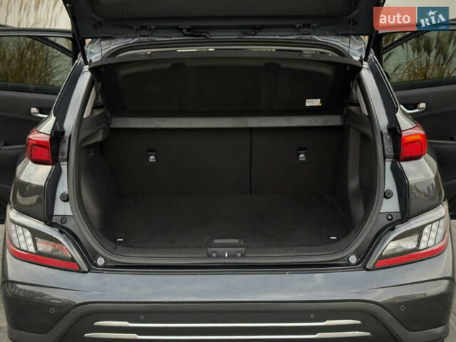 Серый Хендай Kona Electric, объемом двигателя 0 л и пробегом 87 тыс. км за 19552 $, фото 84 на Automoto.ua