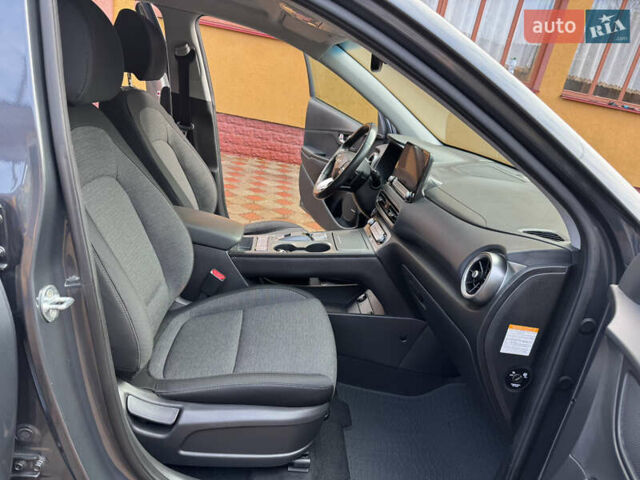 Серый Хендай Kona Electric, объемом двигателя 0 л и пробегом 77 тыс. км за 15999 $, фото 19 на Automoto.ua
