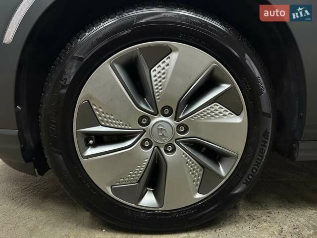 Серый Хендай Kona Electric, объемом двигателя 0 л и пробегом 65 тыс. км за 19900 $, фото 30 на Automoto.ua