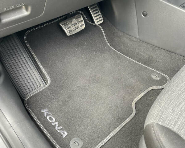 Серый Хендай Kona Electric, объемом двигателя 0 л и пробегом 47 тыс. км за 15950 $, фото 15 на Automoto.ua