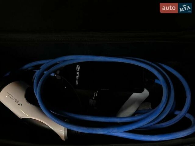 Серый Хендай Kona Electric, объемом двигателя 0 л и пробегом 65 тыс. км за 19900 $, фото 75 на Automoto.ua