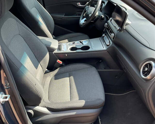 Серый Хендай Kona Electric, объемом двигателя 0 л и пробегом 30 тыс. км за 18000 $, фото 11 на Automoto.ua