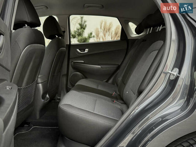 Серый Хендай Kona Electric, объемом двигателя 0 л и пробегом 87 тыс. км за 19552 $, фото 69 на Automoto.ua