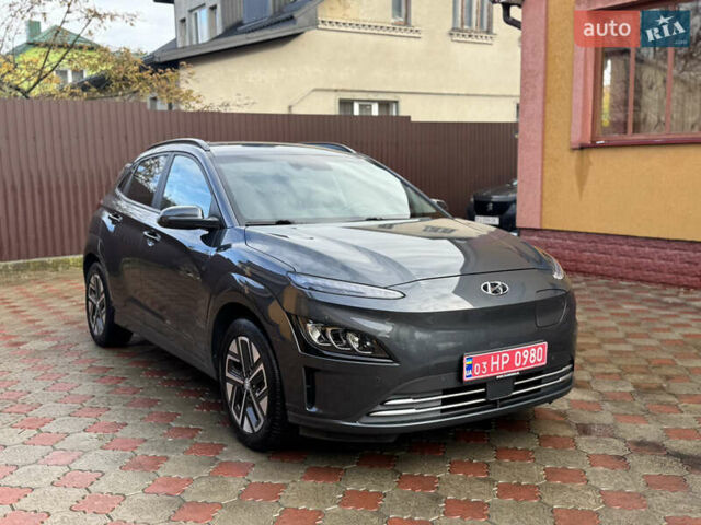 Серый Хендай Kona Electric, объемом двигателя 0 л и пробегом 77 тыс. км за 15999 $, фото 3 на Automoto.ua