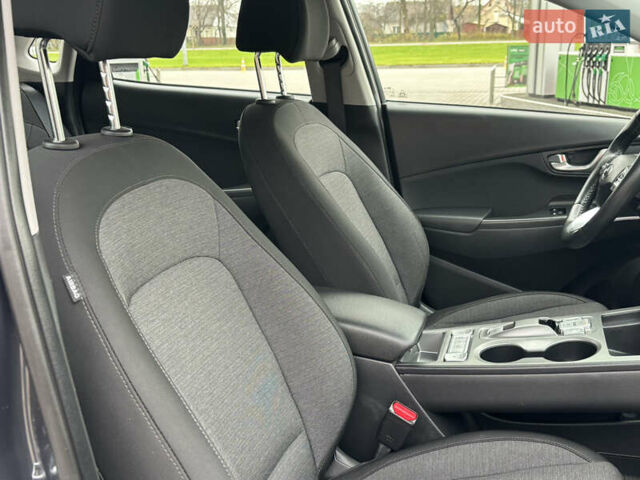 Сірий Хендай Kona Electric, об'ємом двигуна 0 л та пробігом 52 тис. км за 16450 $, фото 67 на Automoto.ua