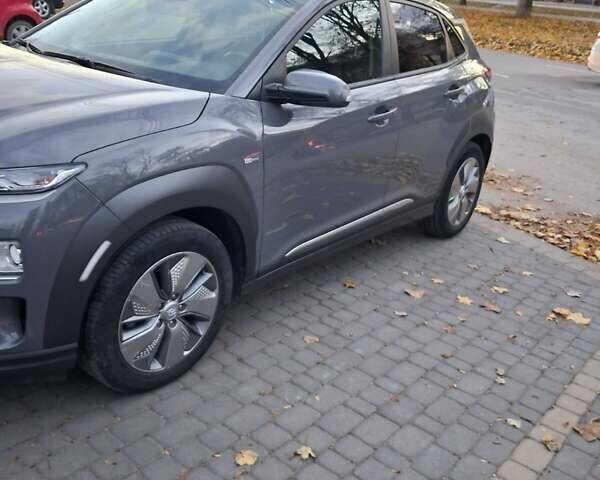 Серый Хендай Kona Electric, объемом двигателя 0 л и пробегом 45 тыс. км за 15999 $, фото 6 на Automoto.ua