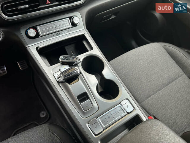 Сірий Хендай Kona Electric, об'ємом двигуна 0 л та пробігом 44 тис. км за 17600 $, фото 19 на Automoto.ua