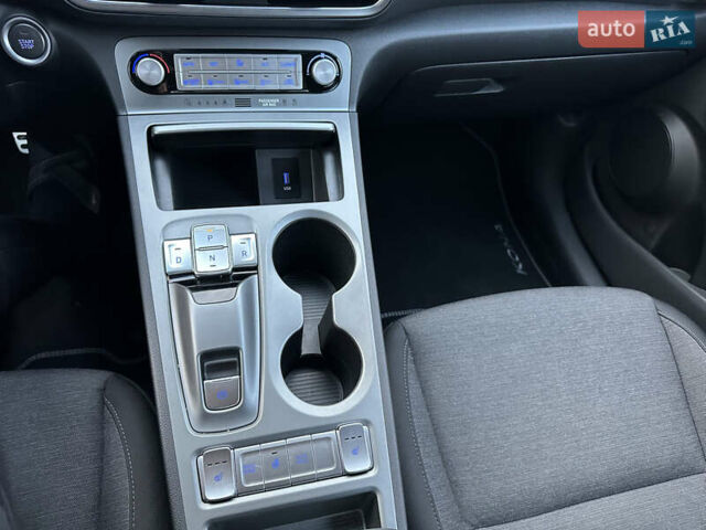 Сірий Хендай Kona Electric, об'ємом двигуна 0 л та пробігом 23 тис. км за 17900 $, фото 23 на Automoto.ua