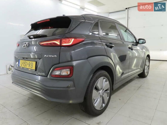 Серый Хендай Kona Electric, объемом двигателя 0 л и пробегом 130 тыс. км за 17950 $, фото 1 на Automoto.ua