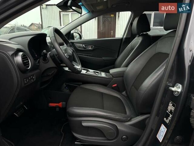 Серый Хендай Kona Electric, объемом двигателя 0 л и пробегом 65 тыс. км за 19900 $, фото 37 на Automoto.ua