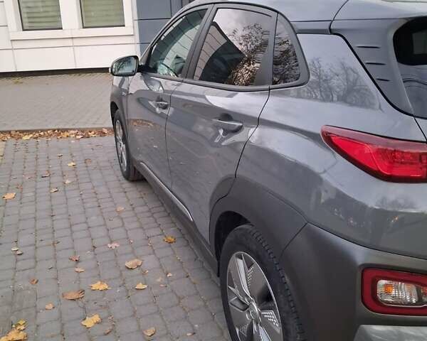 Серый Хендай Kona Electric, объемом двигателя 0 л и пробегом 45 тыс. км за 15999 $, фото 2 на Automoto.ua
