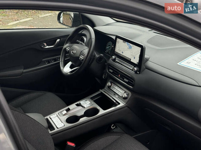 Серый Хендай Kona Electric, объемом двигателя 0 л и пробегом 65 тыс. км за 17999 $, фото 1 на Automoto.ua