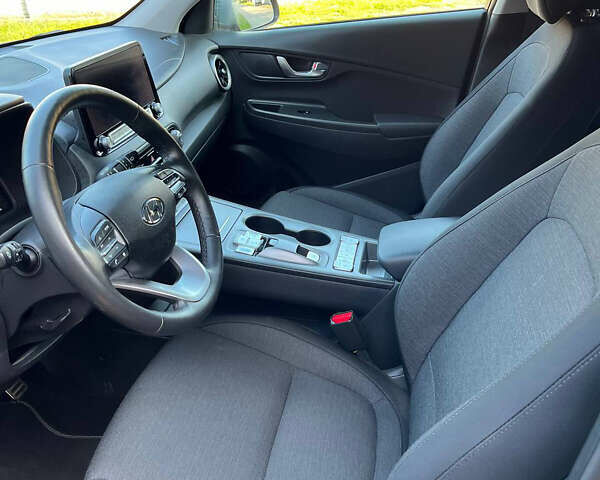 Серый Хендай Kona Electric, объемом двигателя 0 л и пробегом 30 тыс. км за 18000 $, фото 10 на Automoto.ua