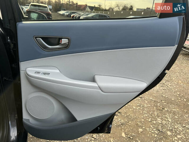 Серый Хендай Kona Electric, объемом двигателя 0 л и пробегом 72 тыс. км за 20154 $, фото 43 на Automoto.ua