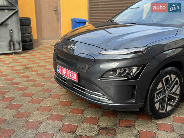 Серый Хендай Kona Electric, объемом двигателя 0 л и пробегом 77 тыс. км за 15999 $, фото 47 на Automoto.ua