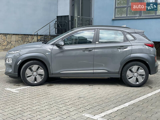 Серый Хендай Kona Electric, объемом двигателя 0 л и пробегом 47 тыс. км за 15950 $, фото 3 на Automoto.ua