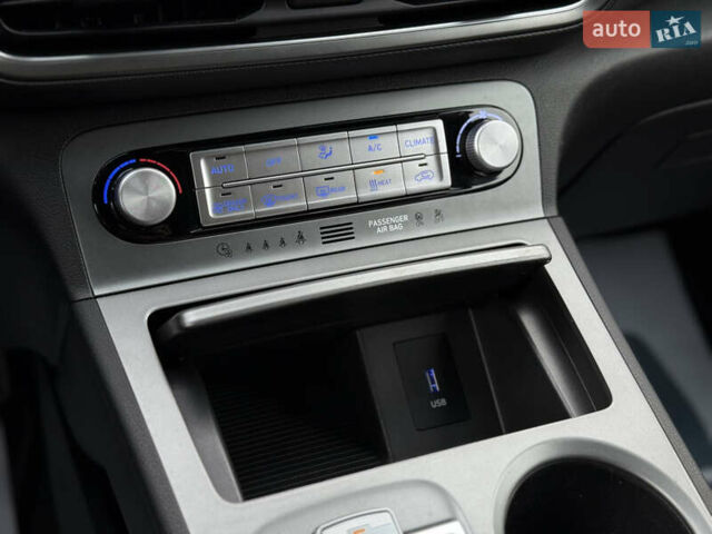 Серый Хендай Kona Electric, объемом двигателя 0 л и пробегом 87 тыс. км за 19552 $, фото 63 на Automoto.ua