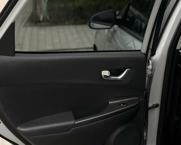 Серый Хендай Kona Electric, объемом двигателя 0 л и пробегом 63 тыс. км за 18450 $, фото 37 на Automoto.ua