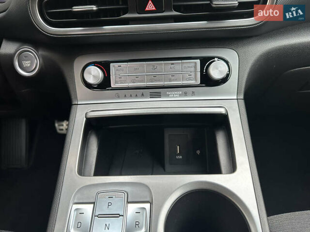 Сірий Хендай Kona Electric, об'ємом двигуна 0 л та пробігом 44 тис. км за 17600 $, фото 39 на Automoto.ua