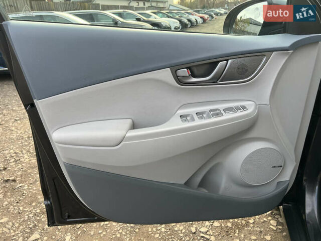 Серый Хендай Kona Electric, объемом двигателя 0 л и пробегом 72 тыс. км за 20154 $, фото 32 на Automoto.ua