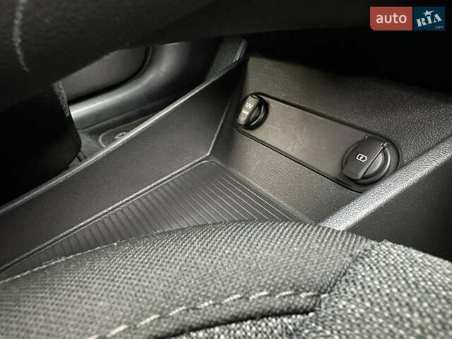 Сірий Хендай Kona Electric, об'ємом двигуна 0 л та пробігом 44 тис. км за 17600 $, фото 31 на Automoto.ua