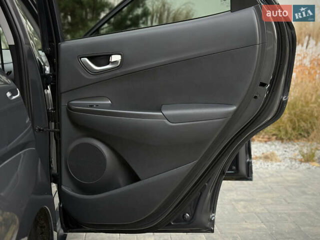 Серый Хендай Kona Electric, объемом двигателя 0 л и пробегом 87 тыс. км за 19552 $, фото 83 на Automoto.ua