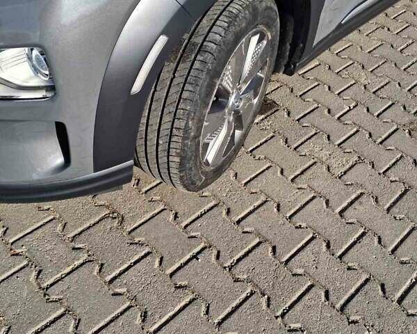 Серый Хендай Kona Electric, объемом двигателя 0 л и пробегом 45 тыс. км за 15999 $, фото 30 на Automoto.ua