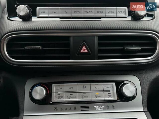 Серый Хендай Kona Electric, объемом двигателя 0 л и пробегом 65 тыс. км за 19900 $, фото 14 на Automoto.ua