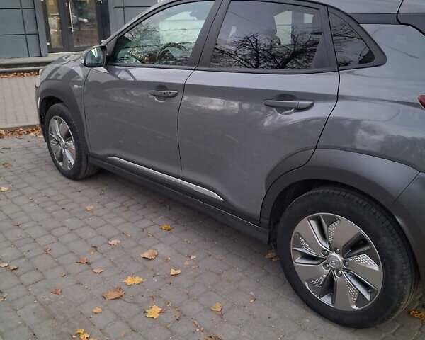 Серый Хендай Kona Electric, объемом двигателя 0 л и пробегом 45 тыс. км за 15999 $, фото 4 на Automoto.ua