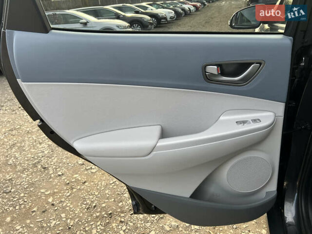 Серый Хендай Kona Electric, объемом двигателя 0 л и пробегом 72 тыс. км за 20154 $, фото 35 на Automoto.ua