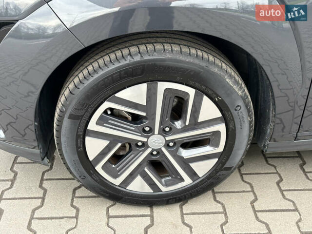 Сірий Хендай Kona Electric, об'ємом двигуна 0 л та пробігом 52 тис. км за 16450 $, фото 77 на Automoto.ua