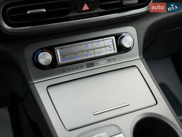 Серый Хендай Kona Electric, объемом двигателя 0 л и пробегом 87 тыс. км за 19552 $, фото 93 на Automoto.ua