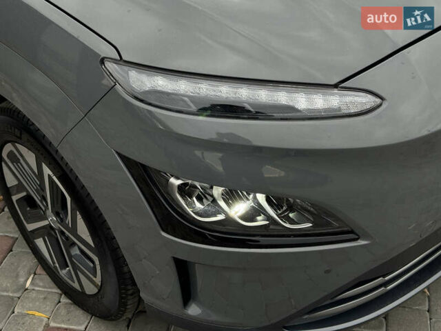 Серый Хендай Kona Electric, объемом двигателя 0 л и пробегом 65 тыс. км за 17999 $, фото 13 на Automoto.ua