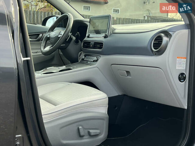 Серый Хендай Kona Electric, объемом двигателя 0 л и пробегом 72 тыс. км за 20154 $, фото 44 на Automoto.ua