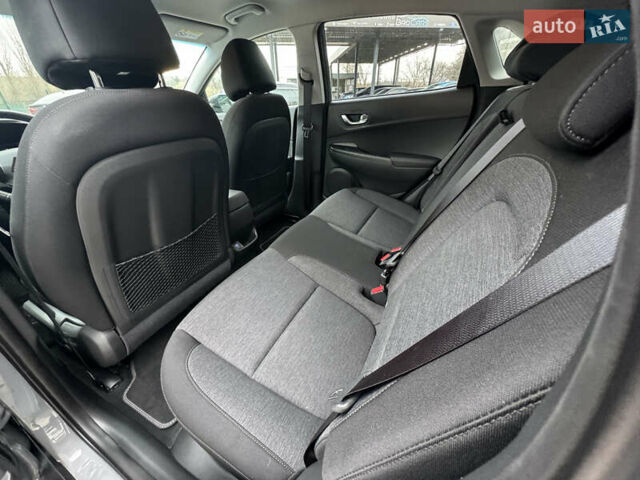 Серый Хендай Kona Electric, объемом двигателя 0 л и пробегом 65 тыс. км за 17999 $, фото 35 на Automoto.ua