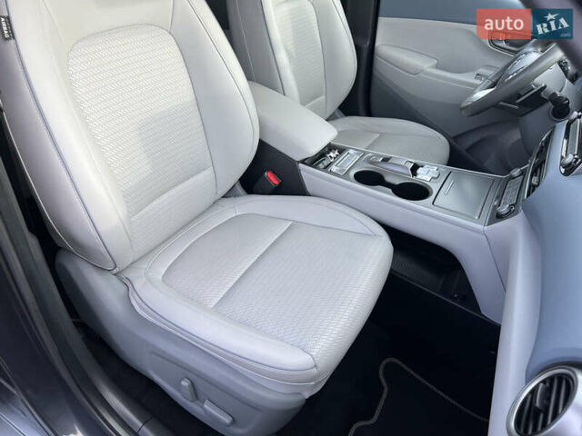 Серый Хендай Kona Electric, объемом двигателя 0 л и пробегом 72 тыс. км за 20154 $, фото 46 на Automoto.ua