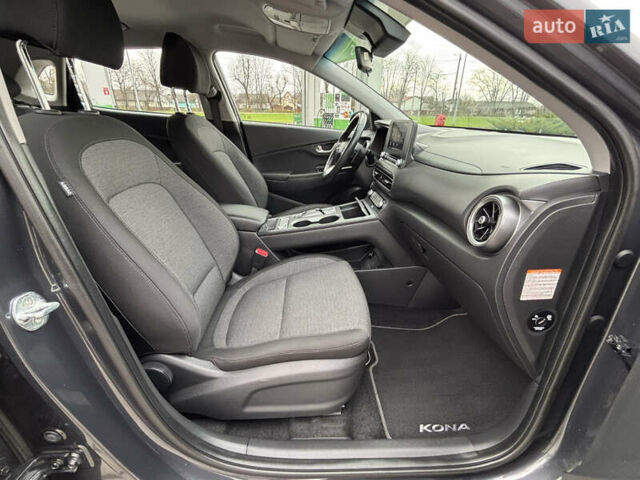 Сірий Хендай Kona Electric, об'ємом двигуна 0 л та пробігом 52 тис. км за 16450 $, фото 65 на Automoto.ua