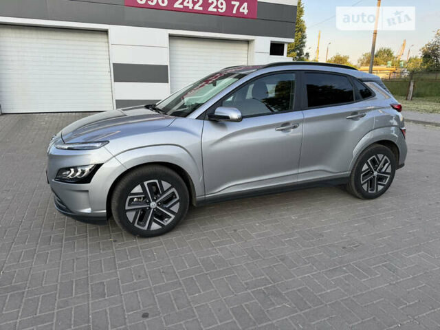 Серый Хендай Kona Electric, объемом двигателя 0 л и пробегом 9 тыс. км за 23900 $, фото 1 на Automoto.ua