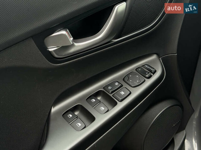 Серый Хендай Kona Electric, объемом двигателя 0 л и пробегом 65 тыс. км за 17999 $, фото 21 на Automoto.ua